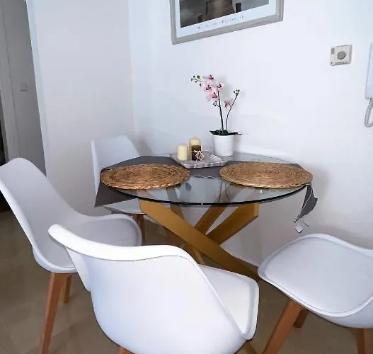 House * Néoi Epivátai