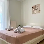 House Néoi Epivátai