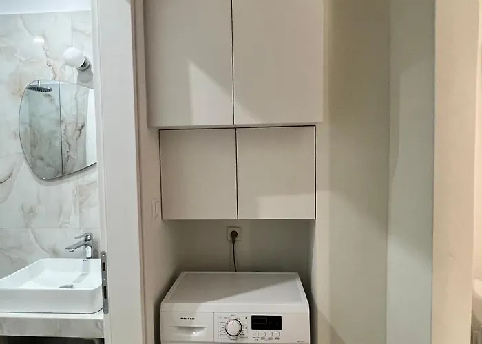 House * Néoi Epivátai